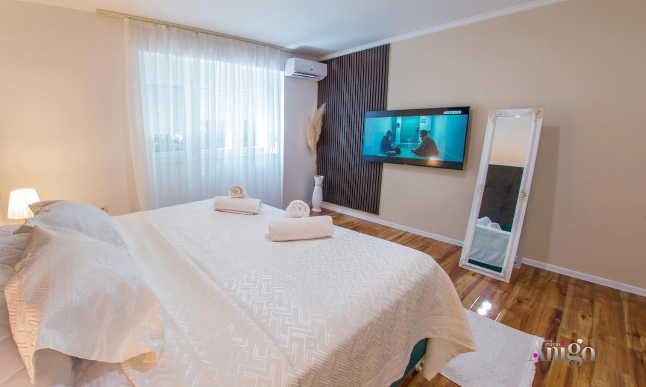 Luxury Apartment Black And Gold Мостар Экстерьер фото